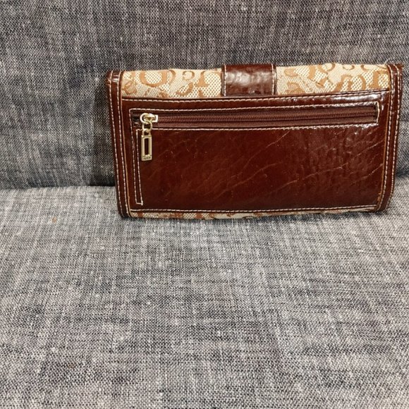 Gently Used Brown Guess Purse with Matching Wallet - Elevate Your Style - Picture 12 of 12